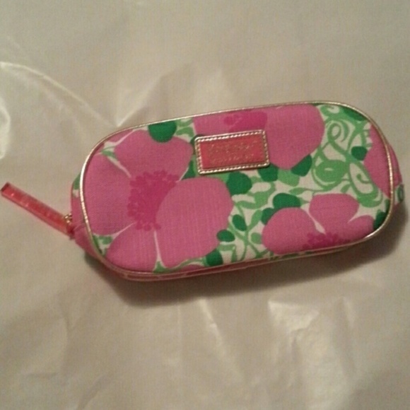 Lilly Pulitzer Handbags - Lilly pulitzer for Estee lauder make up bag.